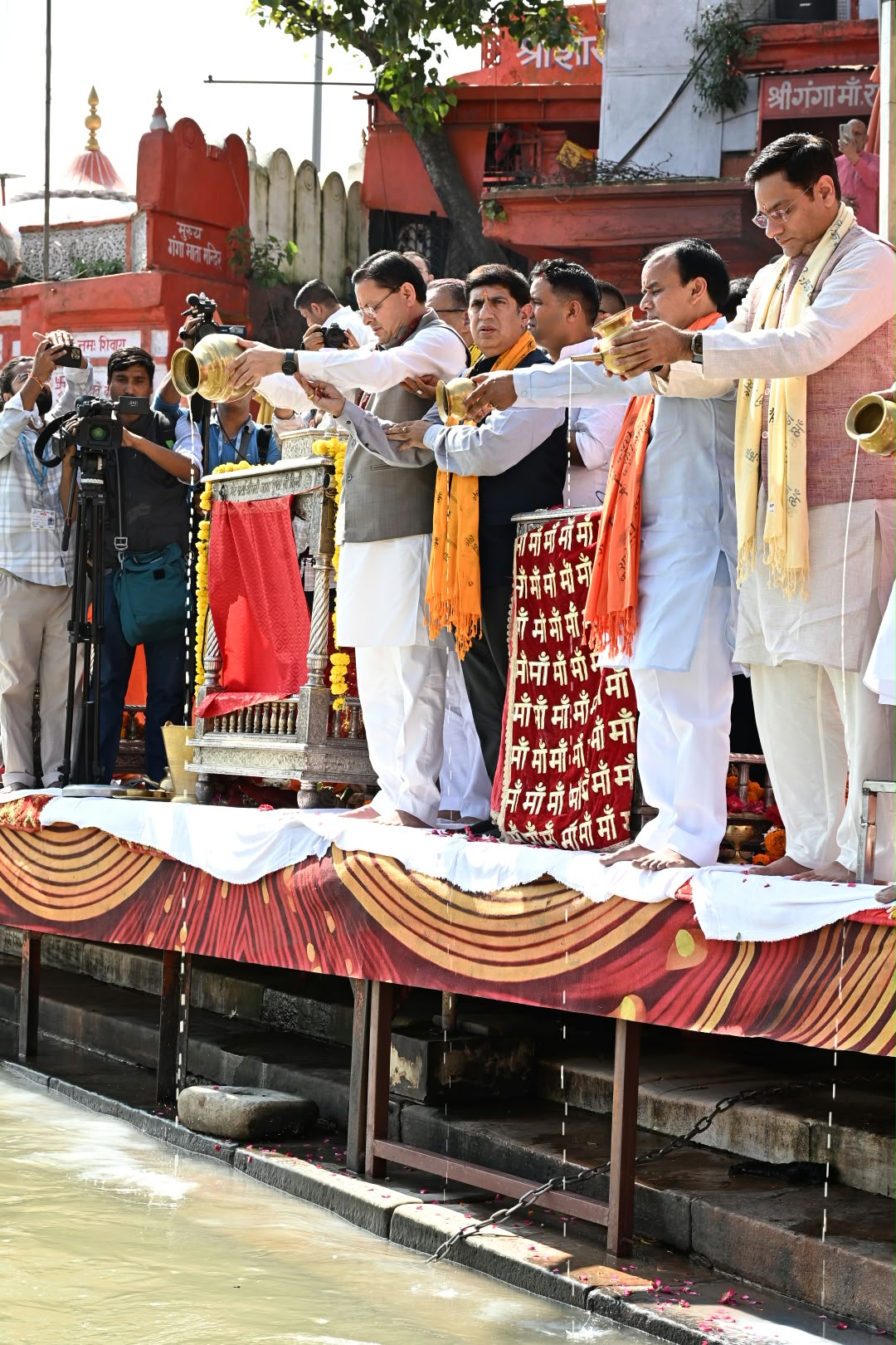 प्रधानमंत्री श्री नरेन्द्र मोदी के सार्वजनिक सेवा के 25 वर्ष पूर्ण होने पर मुख्यमंत्री धामी ने मंत्रिमंडल के सहयोगियों के साथ हरकी पैड़ी पर किया गंगा पूजन एवं आरती 12