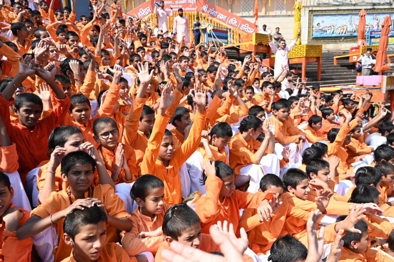 प्रधानमंत्री श्री नरेन्द्र मोदी के सार्वजनिक सेवा के 25 वर्ष पूर्ण होने पर मुख्यमंत्री धामी ने मंत्रिमंडल के सहयोगियों के साथ हरकी पैड़ी पर किया गंगा पूजन एवं आरती 4