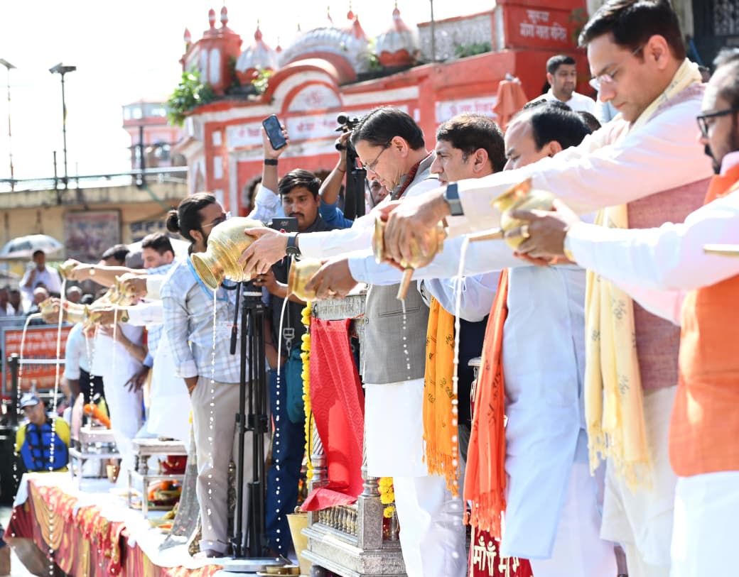 प्रधानमंत्री श्री नरेन्द्र मोदी के सार्वजनिक सेवा के 25 वर्ष पूर्ण होने पर मुख्यमंत्री धामी ने मंत्रिमंडल के सहयोगियों के साथ हरकी पैड़ी पर किया गंगा पूजन एवं आरती 2