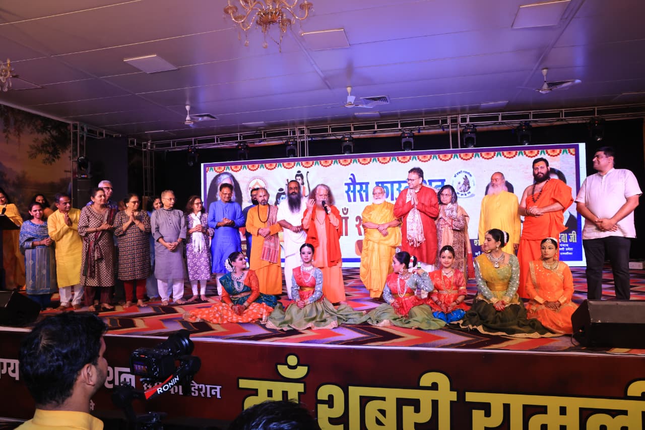 जनजातीय और आदिवासी कलाकारों को प्राप्त हुआ पूज्य संतों का आशीर्वाद 8