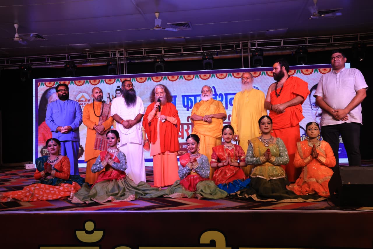 जनजातीय और आदिवासी कलाकारों को प्राप्त हुआ पूज्य संतों का आशीर्वाद 7