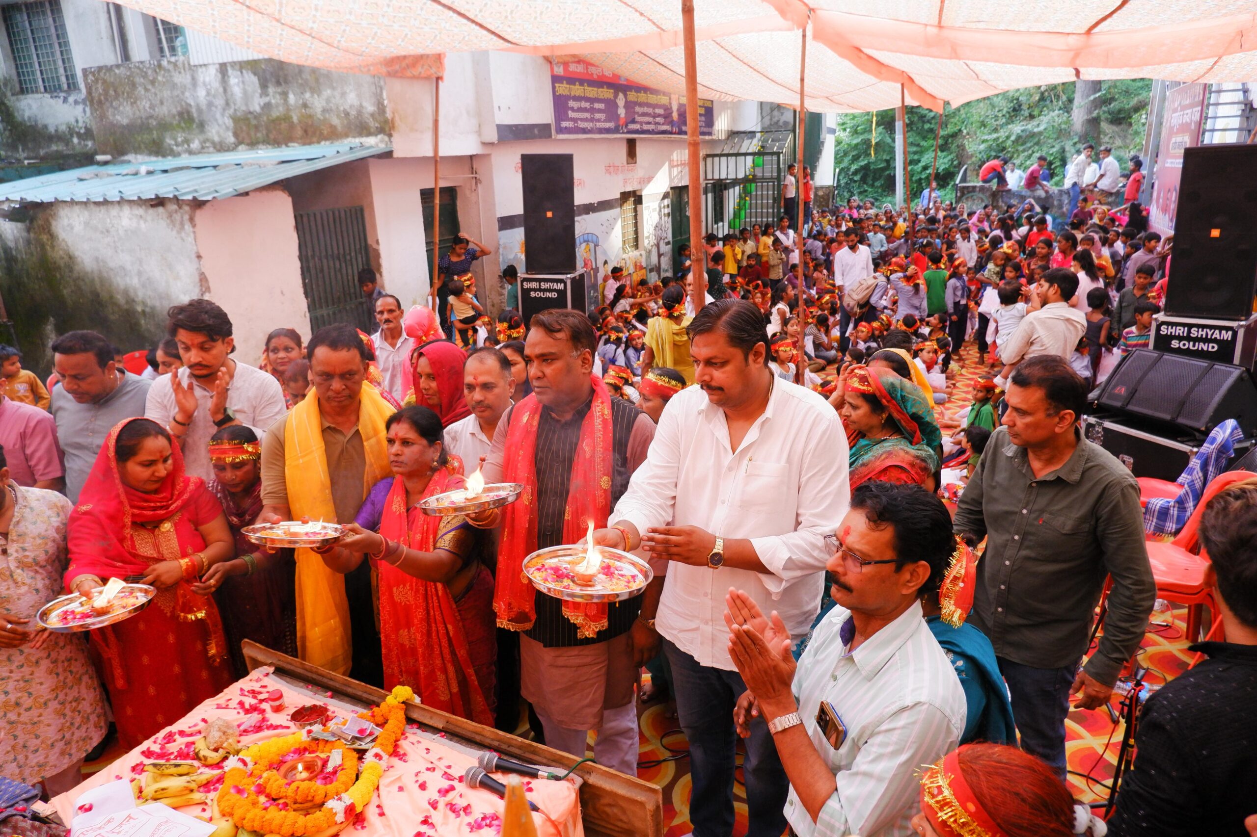 मां कुष्मांडा की आराधना कर महानगर अध्यक्ष सिद्धार्थ उमेश अग्रवाल ने 1300 कन्याओं का किया विधिवत पूजन 5