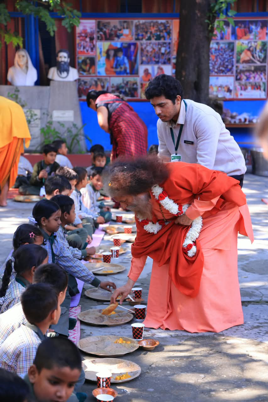 माँ कालरात्रि की आराधना, हवन और विशाल भंडारे के साथ परमार्थ विद्या मन्दिर, चन्द्रेश्वर नगर में गूँजी शक्ति, साधना और सेवा की दिव्य त्रिवेणी 5