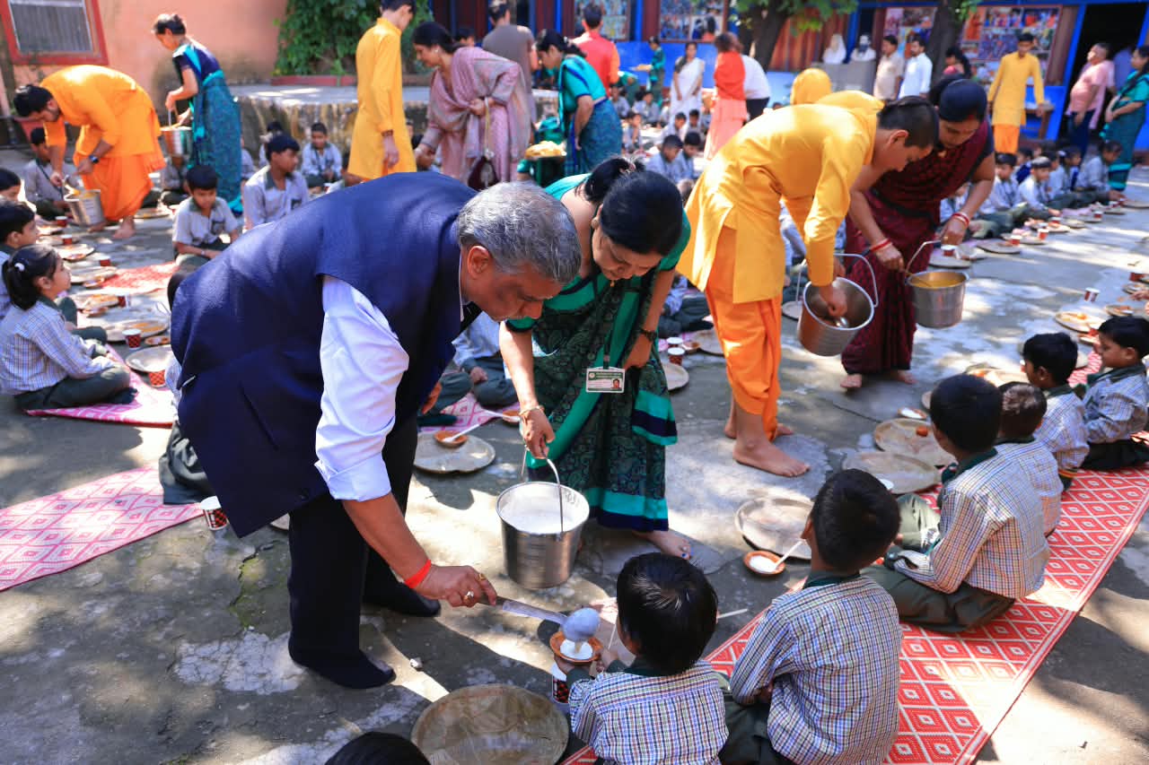 माँ कालरात्रि की आराधना, हवन और विशाल भंडारे के साथ परमार्थ विद्या मन्दिर, चन्द्रेश्वर नगर में गूँजी शक्ति, साधना और सेवा की दिव्य त्रिवेणी 7