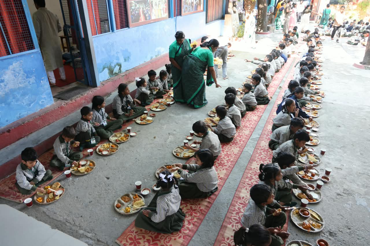 माँ कालरात्रि की आराधना, हवन और विशाल भंडारे के साथ परमार्थ विद्या मन्दिर, चन्द्रेश्वर नगर में गूँजी शक्ति, साधना और सेवा की दिव्य त्रिवेणी 10