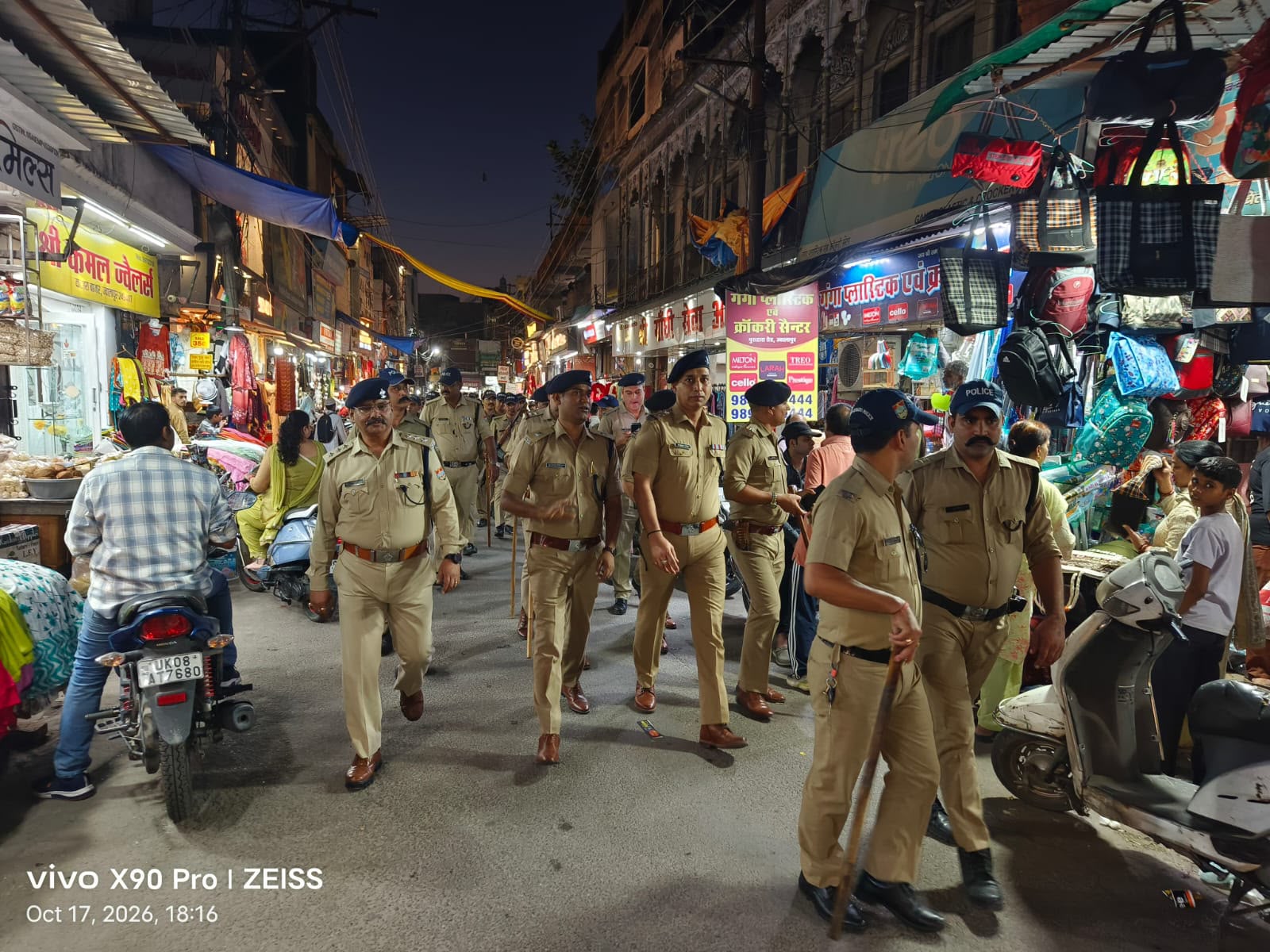SSP हरिद्वार नवनीत सिंह के निर्देश पर SP सिटी दीपक सिंह के नेतृत्व में ज्वालापुर मार्केट में फोर्स के साथ फ्लैग मार्च निकाला गया 12