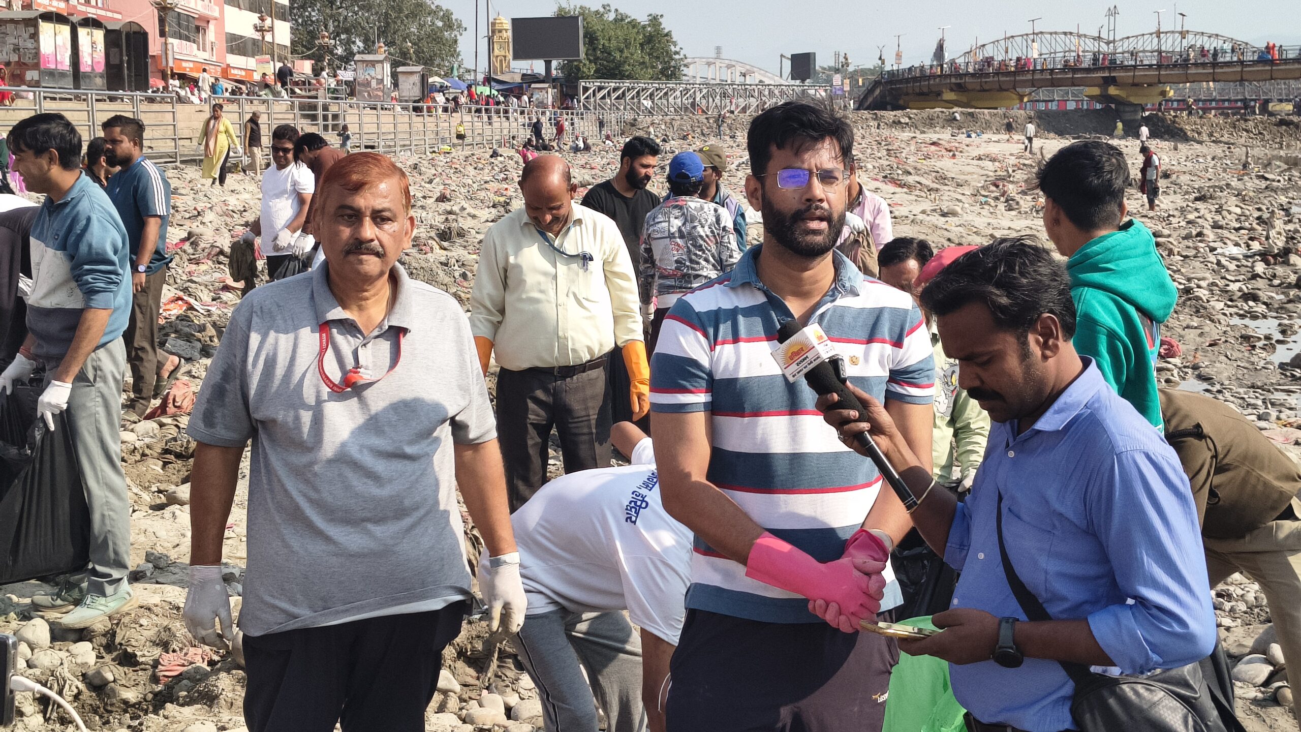 मुख्यमंत्री के निर्देशों के अनुपालन में मेलाधिकारी कुंभ श्रीमती सोनिका एवं जिलाधिकारी मयूर दीक्षित के निर्देशन में चौथे दिन भी चला विशेष स्वच्छता अभियान 9