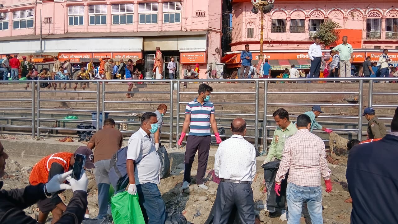 मुख्यमंत्री के निर्देशों के अनुपालन में मेलाधिकारी कुंभ श्रीमती सोनिका एवं जिलाधिकारी मयूर दीक्षित के निर्देशन में चौथे दिन भी चला विशेष स्वच्छता अभियान 6