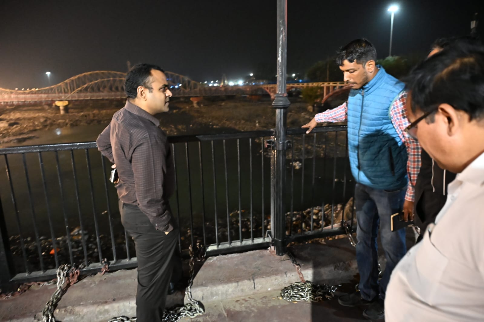 आगामी कुंभ मेले के दृष्टिगत रात्रि के समय चल रहे निर्माण कार्यों पेंटिंग एवं घाटों का सौंदर्यीकरण कार्यों का जायजा लेने देर रात्रि धरातल पर पहुंचे जिलाधिकारी 8