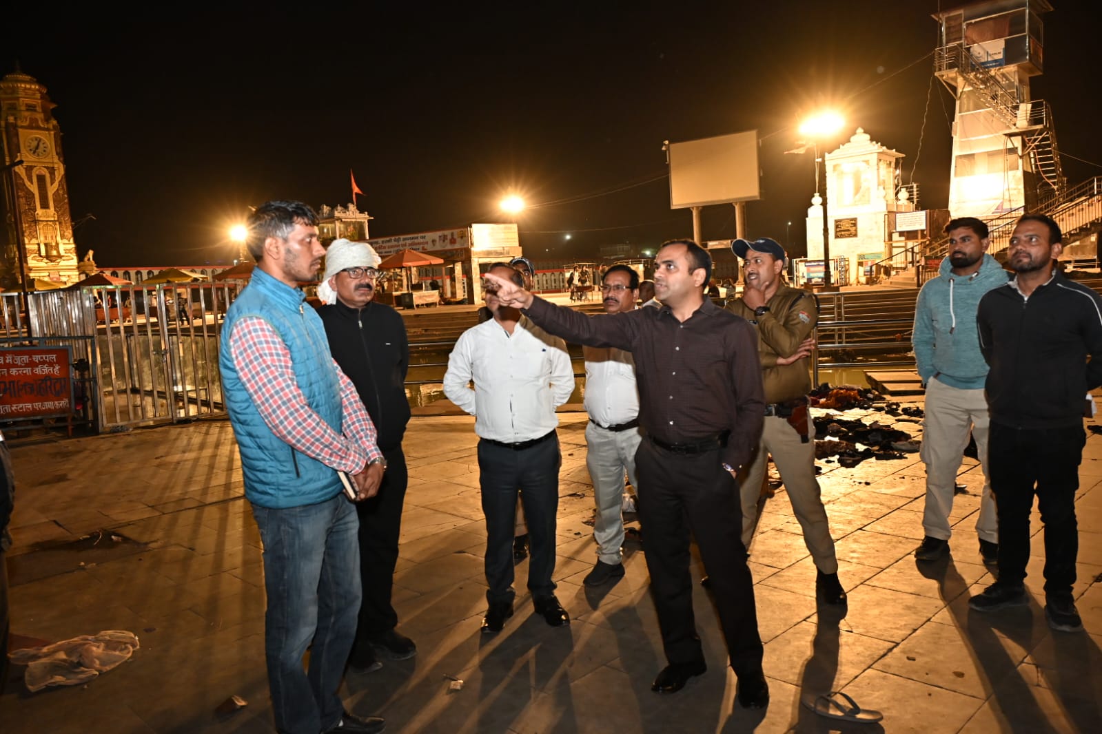 आगामी कुंभ मेले के दृष्टिगत रात्रि के समय चल रहे निर्माण कार्यों पेंटिंग एवं घाटों का सौंदर्यीकरण कार्यों का जायजा लेने देर रात्रि धरातल पर पहुंचे जिलाधिकारी 3