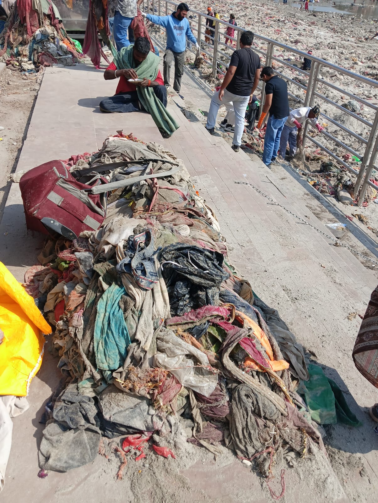 मुख्यमंत्री के निर्देशों के अनुपालन में मेलाधिकारी कुंभ एवं जिलाधिकारी के निर्देशन में पांचवे दिन भी जारी रहा विशेष स्वच्छता अभियान 6