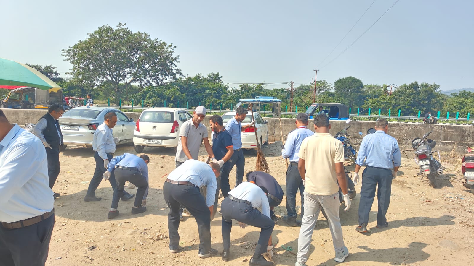 मुख्यमंत्री के निर्देशों के अनुपालन में मेलाधिकारी कुंभ एवं जिलाधिकारी के निर्देशन में पांचवे दिन भी जारी रहा विशेष स्वच्छता अभियान 4