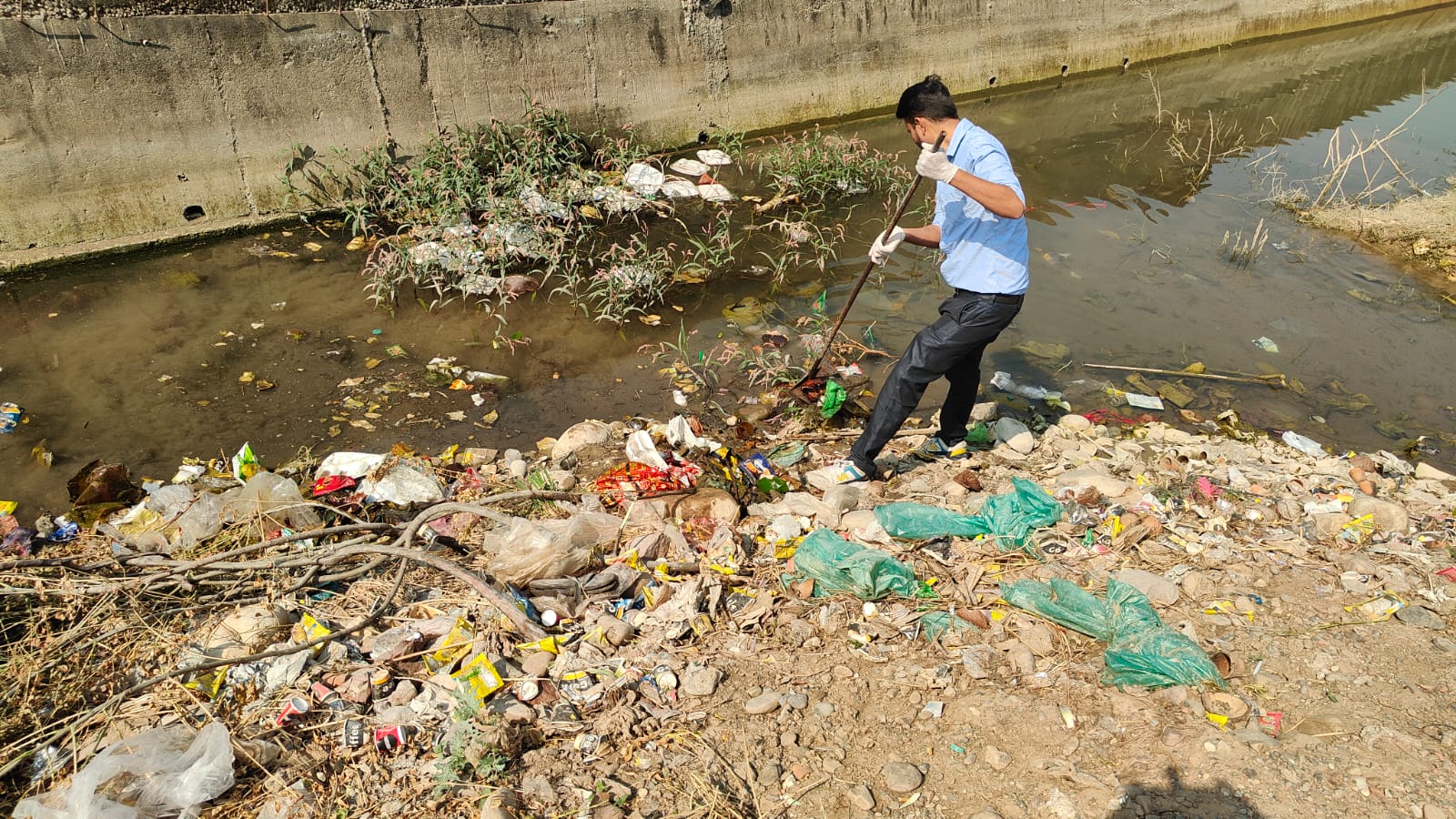 मुख्यमंत्री के निर्देशों के अनुपालन में मेलाधिकारी कुंभ एवं जिलाधिकारी के निर्देशन में पांचवे दिन भी जारी रहा विशेष स्वच्छता अभियान 9