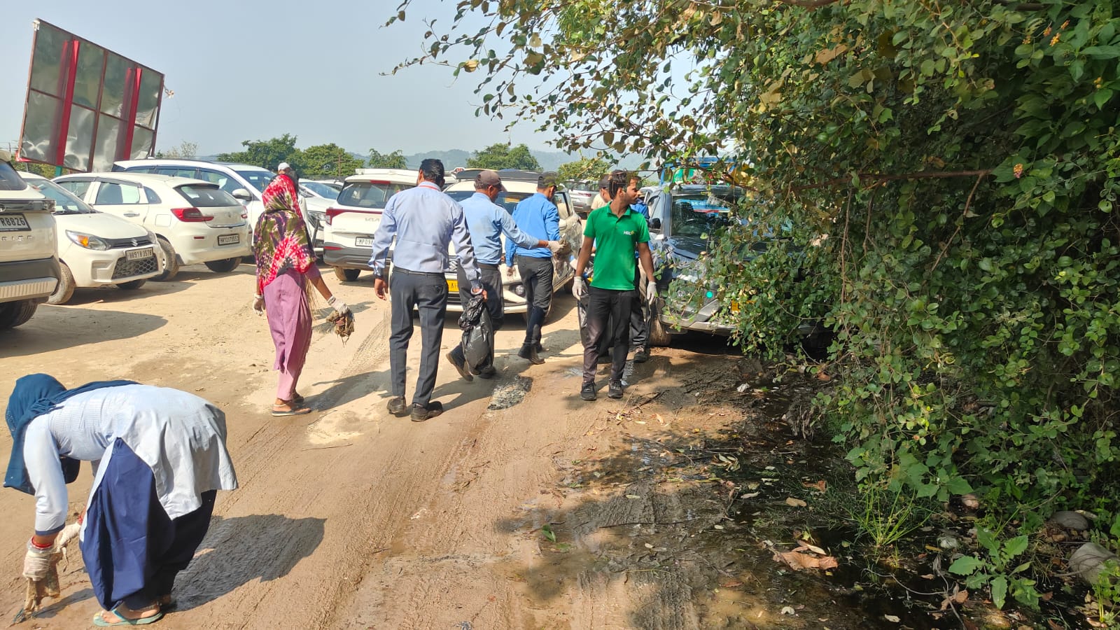 मुख्यमंत्री के निर्देशों के अनुपालन में मेलाधिकारी कुंभ एवं जिलाधिकारी के निर्देशन में पांचवे दिन भी जारी रहा विशेष स्वच्छता अभियान 8