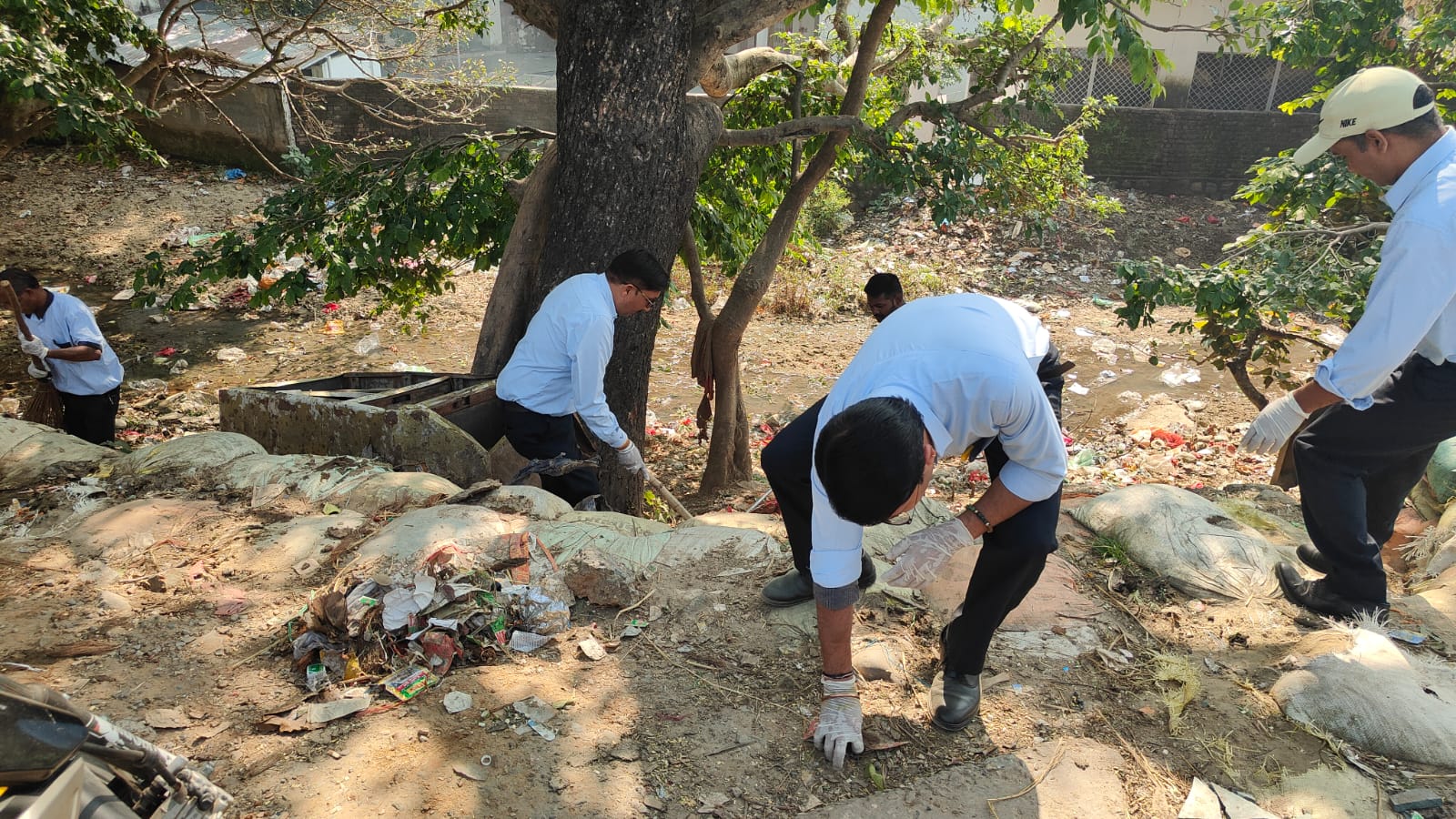 मुख्यमंत्री के निर्देशों के अनुपालन में मेलाधिकारी कुंभ एवं जिलाधिकारी के निर्देशन में पांचवे दिन भी जारी रहा विशेष स्वच्छता अभियान 3