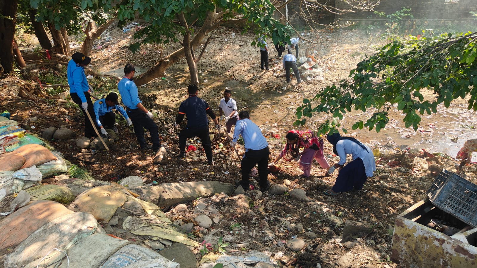 मुख्यमंत्री के निर्देशों के अनुपालन में मेलाधिकारी कुंभ एवं जिलाधिकारी के निर्देशन में पांचवे दिन भी जारी रहा विशेष स्वच्छता अभियान 7