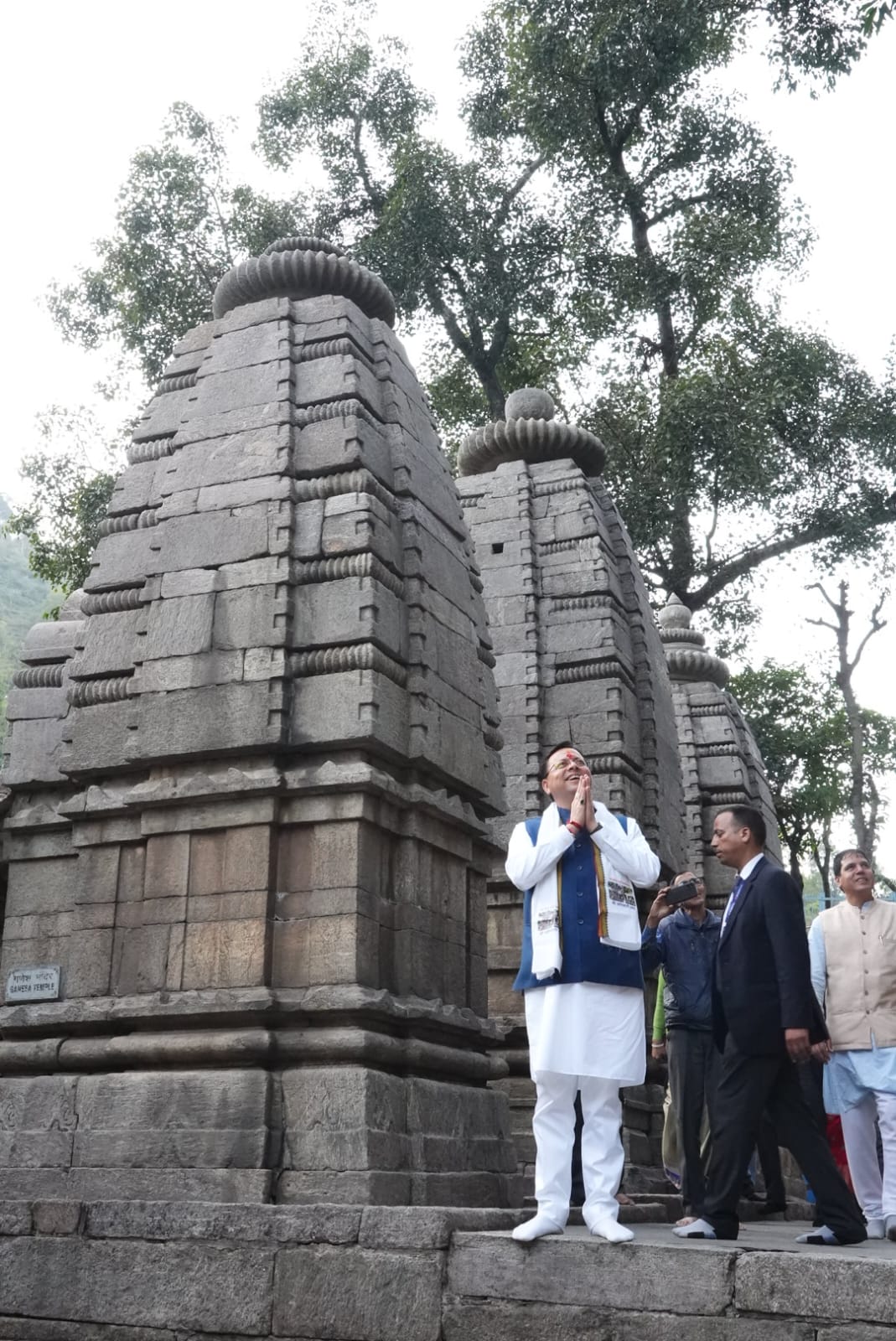 मुख्यमंत्री पुष्कर सिंह धामी ने आदिबद्री मंदिर में की पूजा-अर्चना, प्रदेशवासियों की सुख-समृद्धि की कामना 3