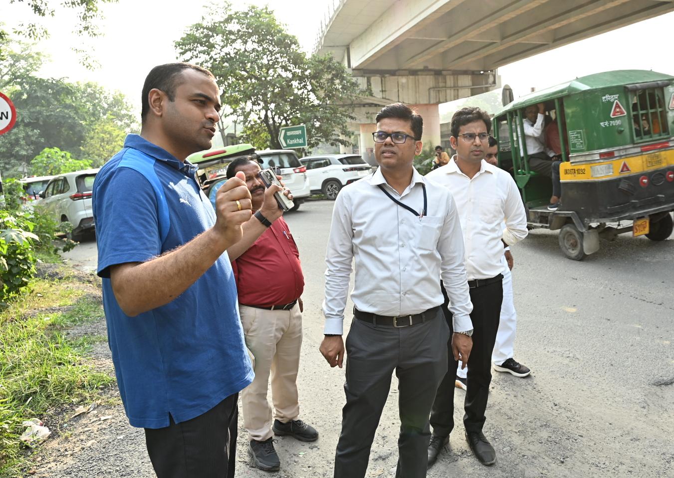 जनपद की सड़कों को समय सीमा के भीतर गड्ढामुक्त करने के लिए स्वयं धरातल पर उतरे जिलाधिकारी मयूर दीक्षित 3
