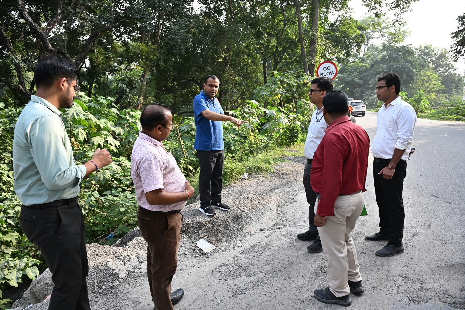 जनपद की सड़कों को समय सीमा के भीतर गड्ढामुक्त करने के लिए स्वयं धरातल पर उतरे जिलाधिकारी मयूर दीक्षित 5
