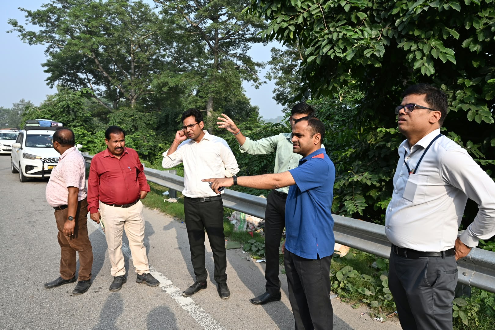 जनपद की सड़कों को समय सीमा के भीतर गड्ढामुक्त करने के लिए स्वयं धरातल पर उतरे जिलाधिकारी मयूर दीक्षित 7