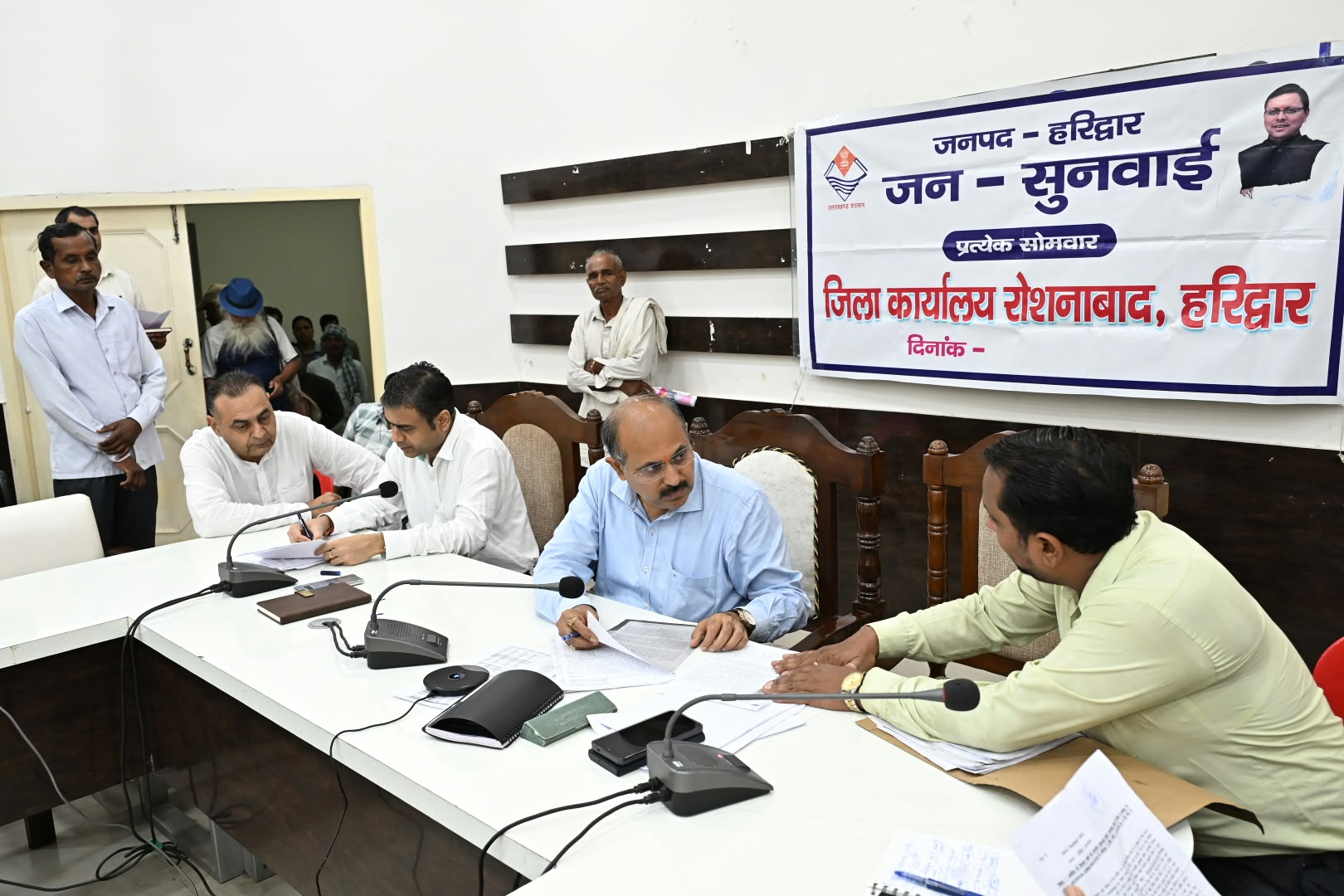 जनपदवासियों की समस्याओं को त्वरित निस्तारण के उदेश्य से मुख्य विकास अधिकारी की अध्यक्षता में आयोजित किया गया जन सुनवाई कार्यक्रम 4