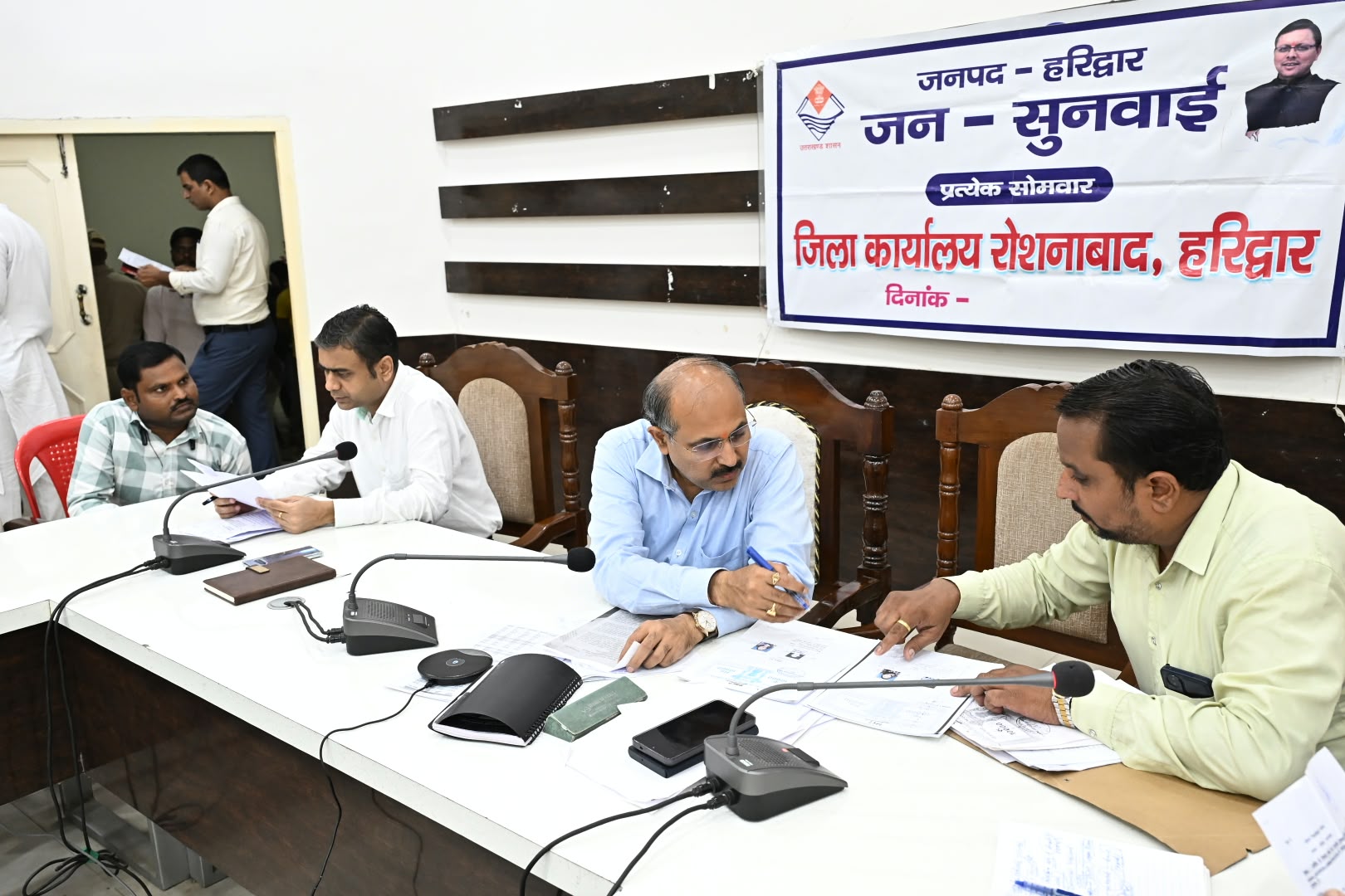 जनपदवासियों की समस्याओं को त्वरित निस्तारण के उदेश्य से मुख्य विकास अधिकारी की अध्यक्षता में आयोजित किया गया जन सुनवाई कार्यक्रम 3