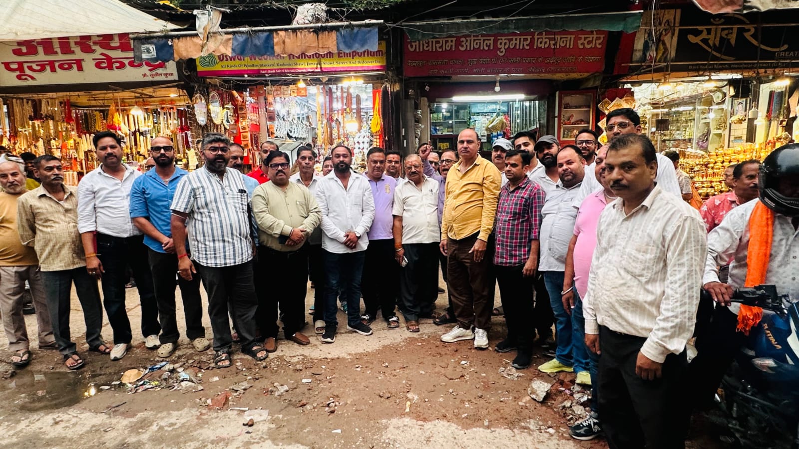 फायर हाइड्रेंट पाइपलाइन निर्माण में लापरवाही: व्यापारियों ने अधिकारियों और ठेकेदारों के खिलाफ किया प्रदर्शन 2