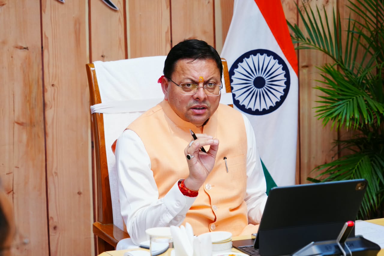 मुख्यमंत्री धामी ने मुख्यमंत्री आवास में देर रात तक जिलाधिकारियों और एसएसपी के साथ ली चार घंटे से अधिक मेराथन बैठक 2
