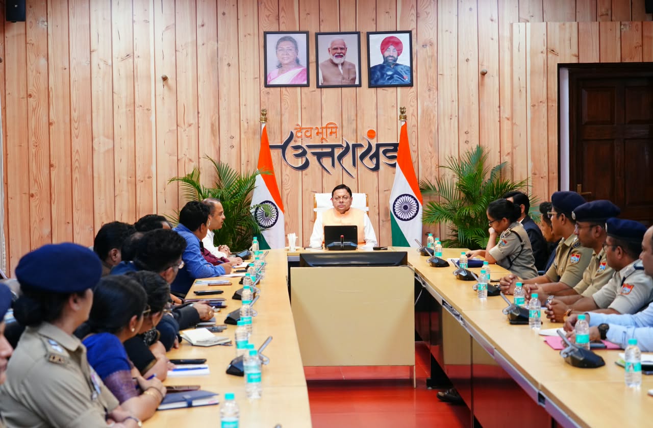 मुख्यमंत्री धामी ने मुख्यमंत्री आवास में देर रात तक जिलाधिकारियों और एसएसपी के साथ ली चार घंटे से अधिक मेराथन बैठक 4