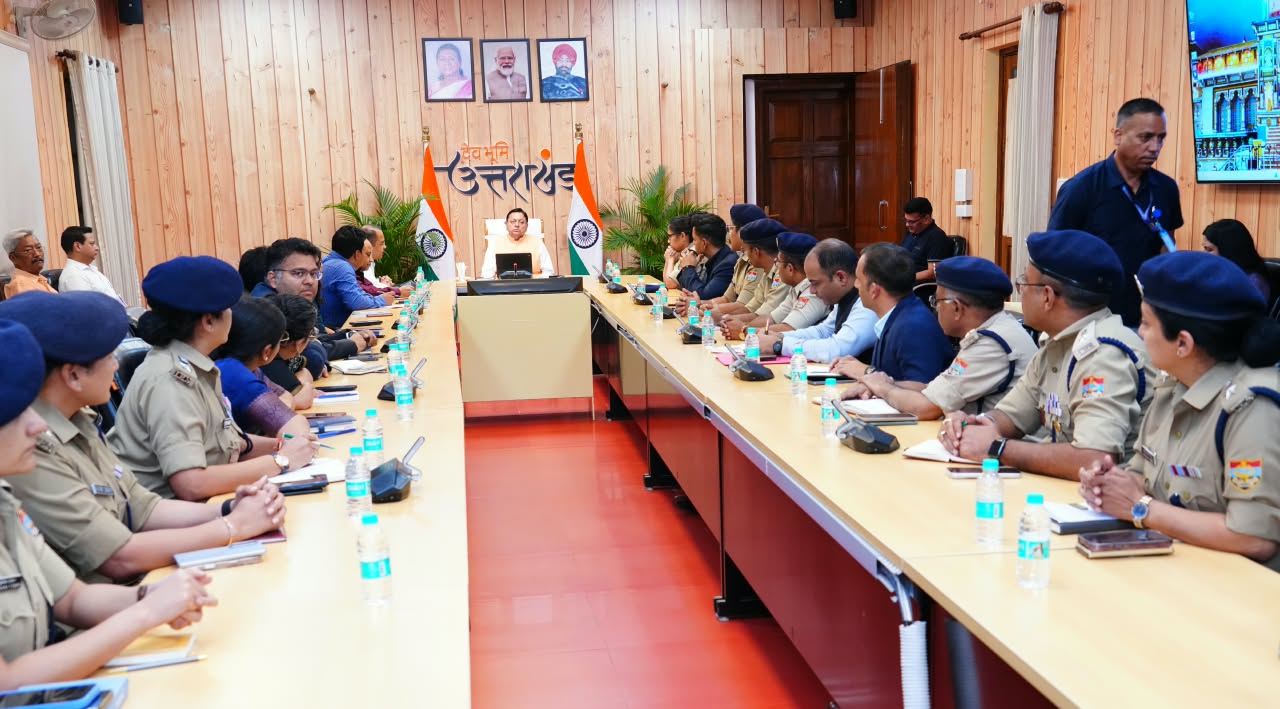 मुख्यमंत्री धामी ने मुख्यमंत्री आवास में देर रात तक जिलाधिकारियों और एसएसपी के साथ ली चार घंटे से अधिक मेराथन बैठक 5