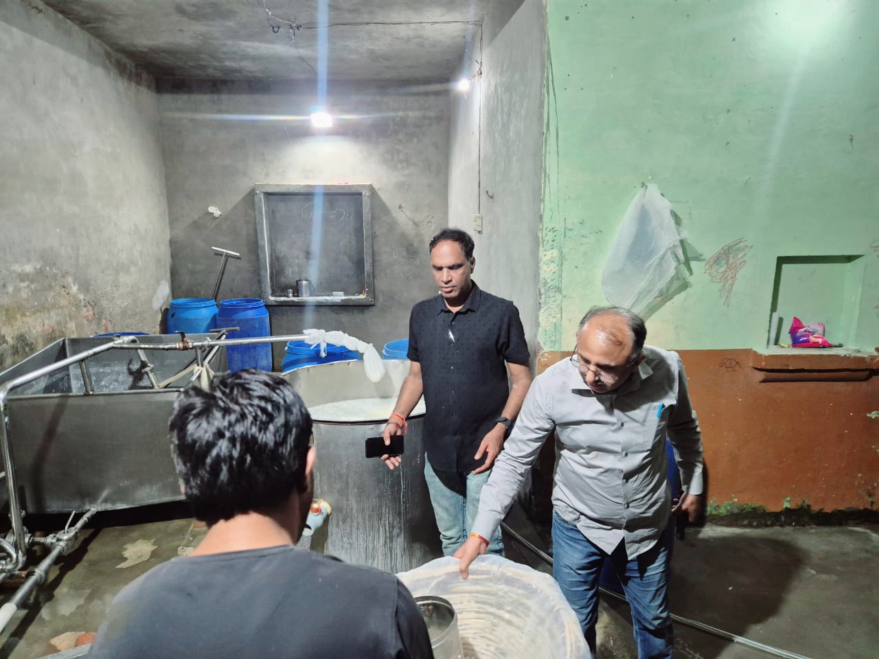 लक्सर में पनीर निर्माण इकाई पर खाद्य सुरक्षा विभाग की छापेमारी, करीब 10 कुंतल खाद्य पदार्थ नष्ट 2