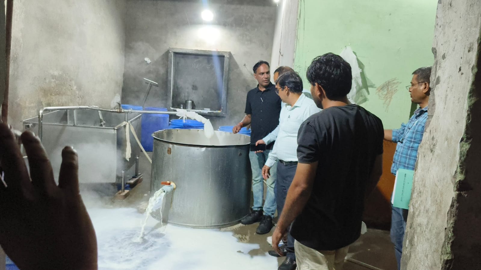 लक्सर में पनीर निर्माण इकाई पर खाद्य सुरक्षा विभाग की छापेमारी, करीब 10 कुंतल खाद्य पदार्थ नष्ट 4