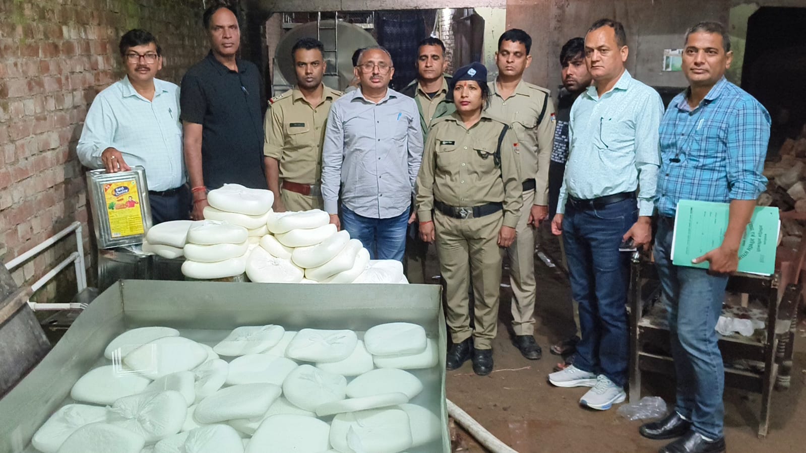 लक्सर में पनीर निर्माण इकाई पर खाद्य सुरक्षा विभाग की छापेमारी, करीब 10 कुंतल खाद्य पदार्थ नष्ट 3