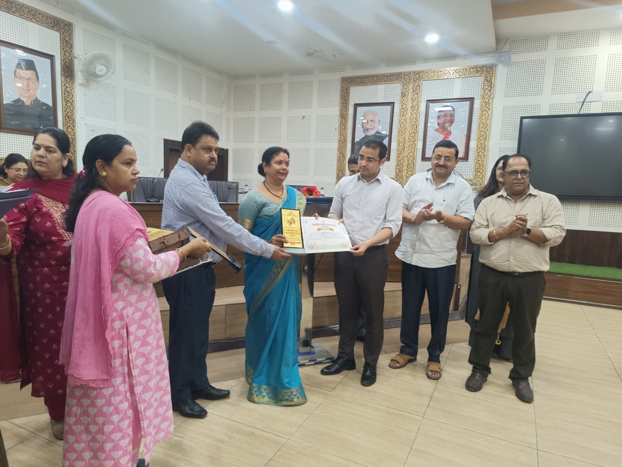 50 महिला कृषक सम्मानित विकास भवन सभागार में मुख्य विकास अधिकारी दिवेश शाशनी की अध्यक्षता में भव्य कार्यक्रम का आयोजन 3