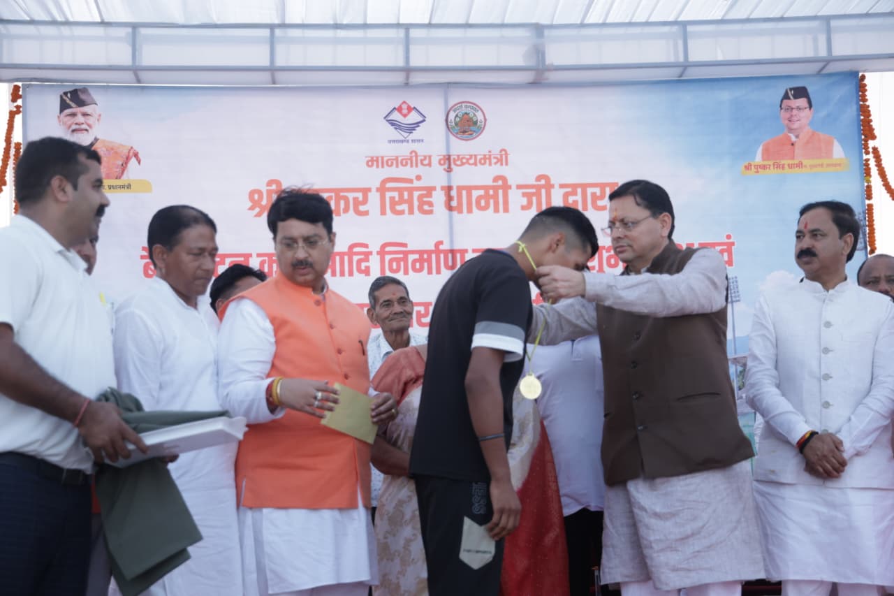 मुख्यमंत्री श्री पुष्कर सिंह धामी ने बनबसा मिनी स्टेडियम में बैडमिंटन कोर्ट सहित विभिन्न विकास कार्यों का किया शुभारंभ एवं शिलान्यास 4