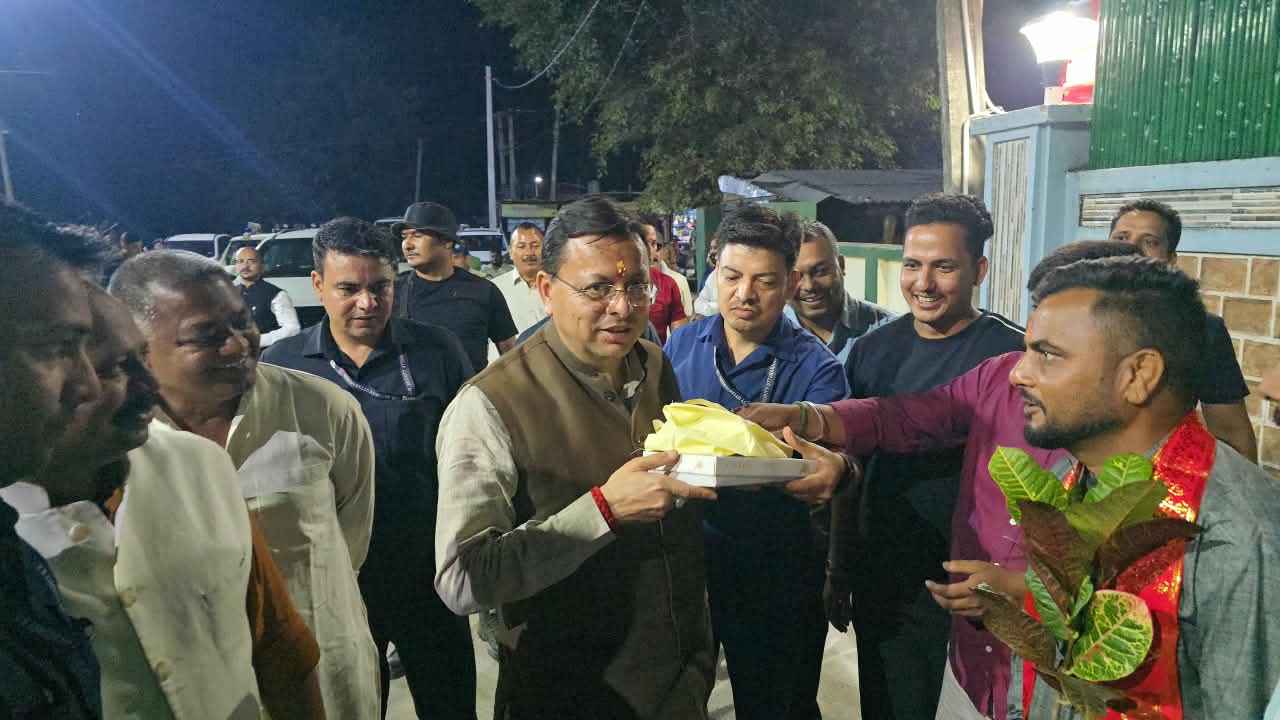 मुख्यमंत्री ने खटीमा रेलवे फाटक के पास रुककर रवि के ठेले पर मूंगफली का लिया स्वाद 3