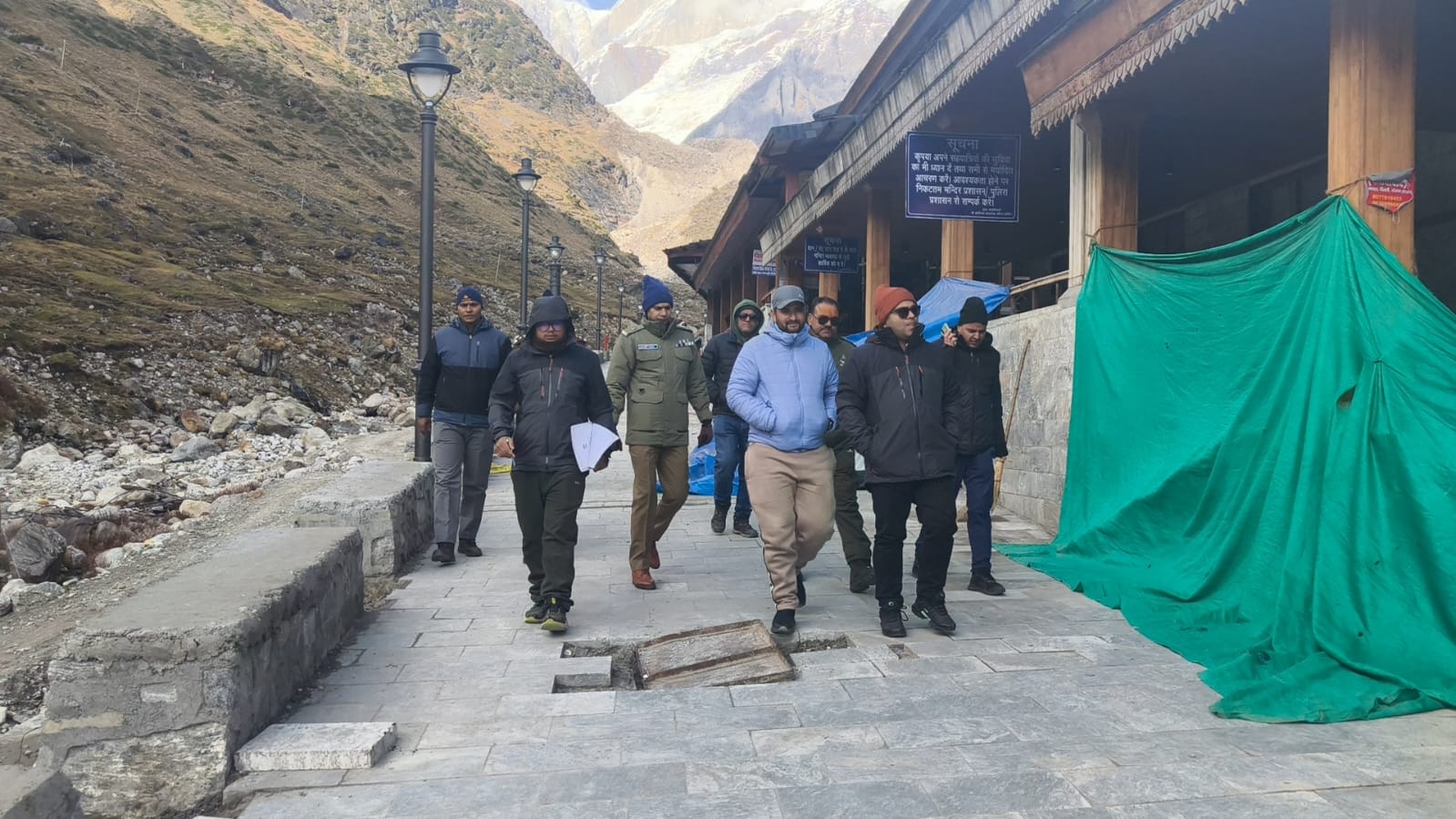 जिलाधिकारी ने केदारनाथ धाम में पुनर्निर्माण एवं विकास कार्यों का किया निरीक्षण 2