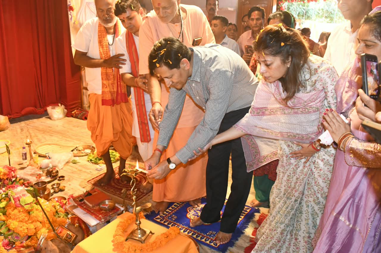 सचिव मुख्यमंत्री / आयुक्त कुमाऊँ दीपक रावत ने दुर्गा पूजा पंडालों में किए दर्शन, लिया आशीर्वाद 2
