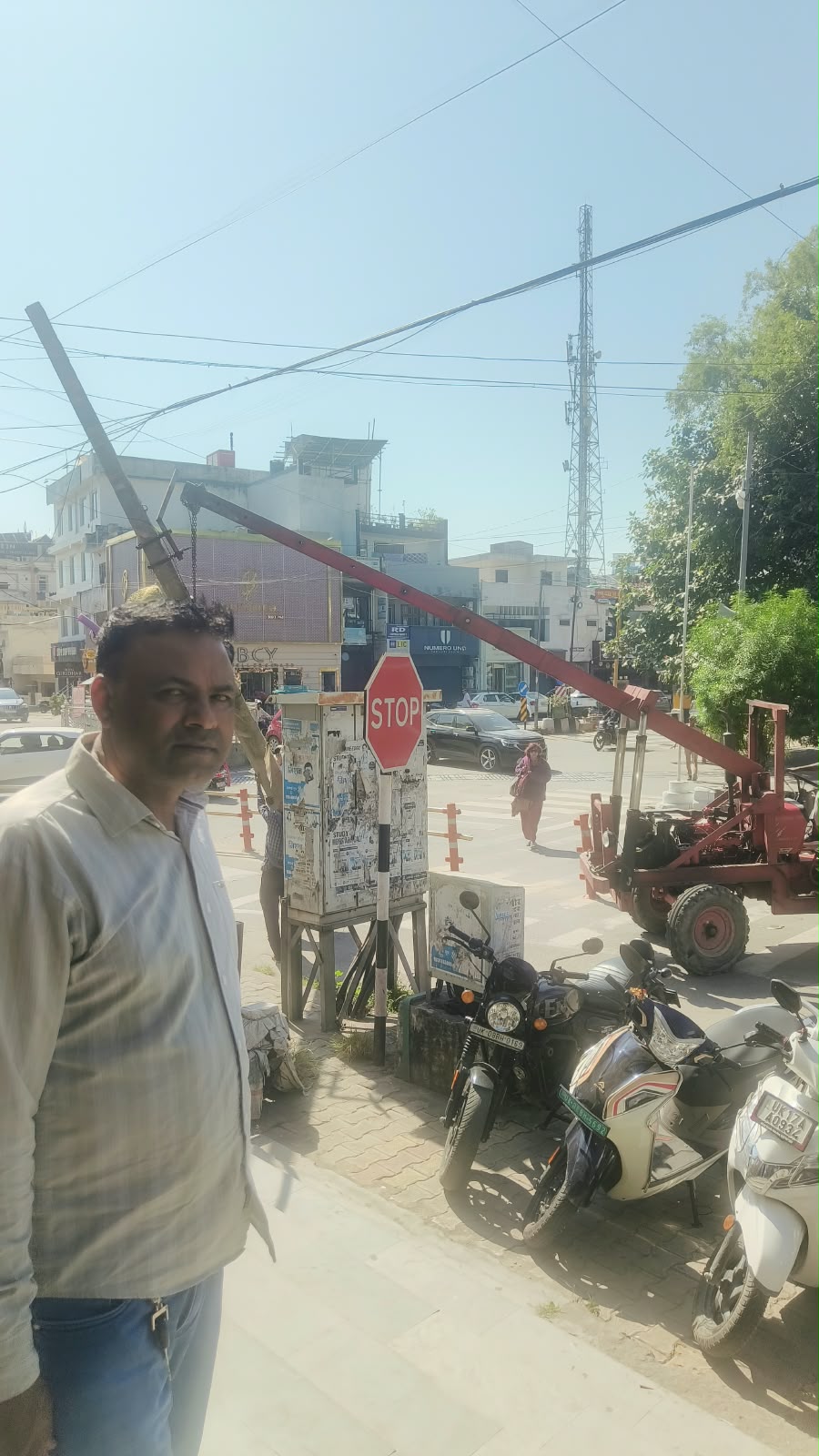 हरिद्वार शहर को सुंदर और अतिक्रमण मुक्त बनाने की दिशा में जिलाधिकारी की पहल, यातायात बाधित कर रहे अनुपयोगी विद्युत पोल हटाए 5