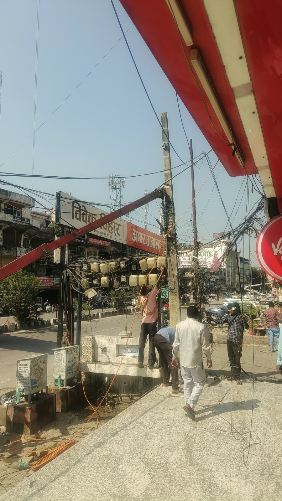 हरिद्वार शहर को सुंदर और अतिक्रमण मुक्त बनाने की दिशा में जिलाधिकारी की पहल, यातायात बाधित कर रहे अनुपयोगी विद्युत पोल हटाए 3