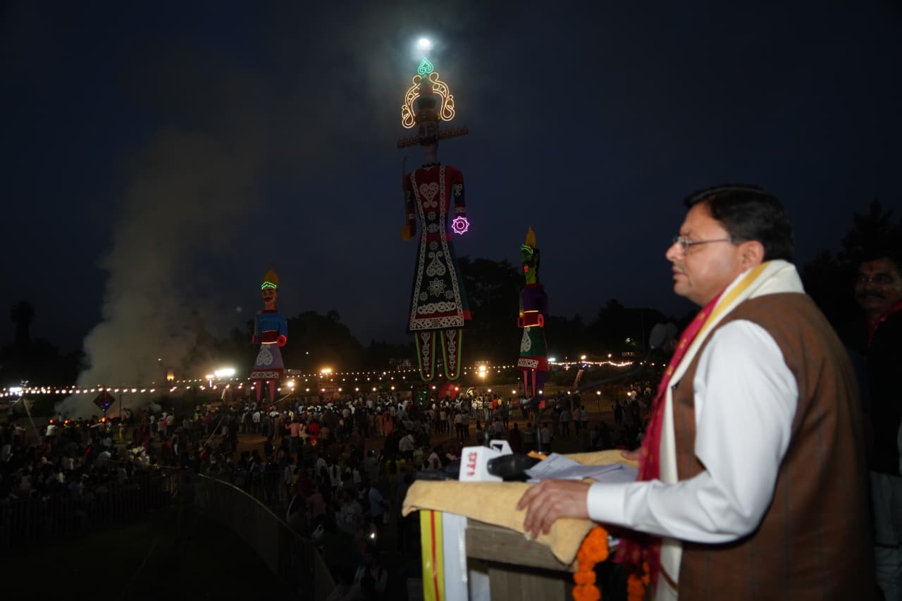 मुख्यमंत्री श्री धामी बन्नू बिरादरी द्वारा परेड ग्राउंड, देहरादून में आयोजित दशहरा महोत्सव में हुए शामिल 2