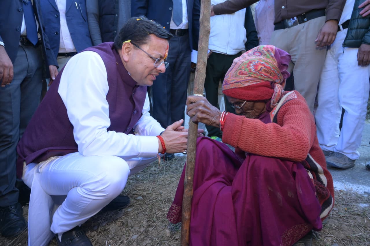 मुख्यमंत्री श्री पुष्कर सिंह धामी ने पैतृक गांव हड़खोला स्थित श्री हरि चंद देवता मंदिर में की पूजा-अर्चना 5