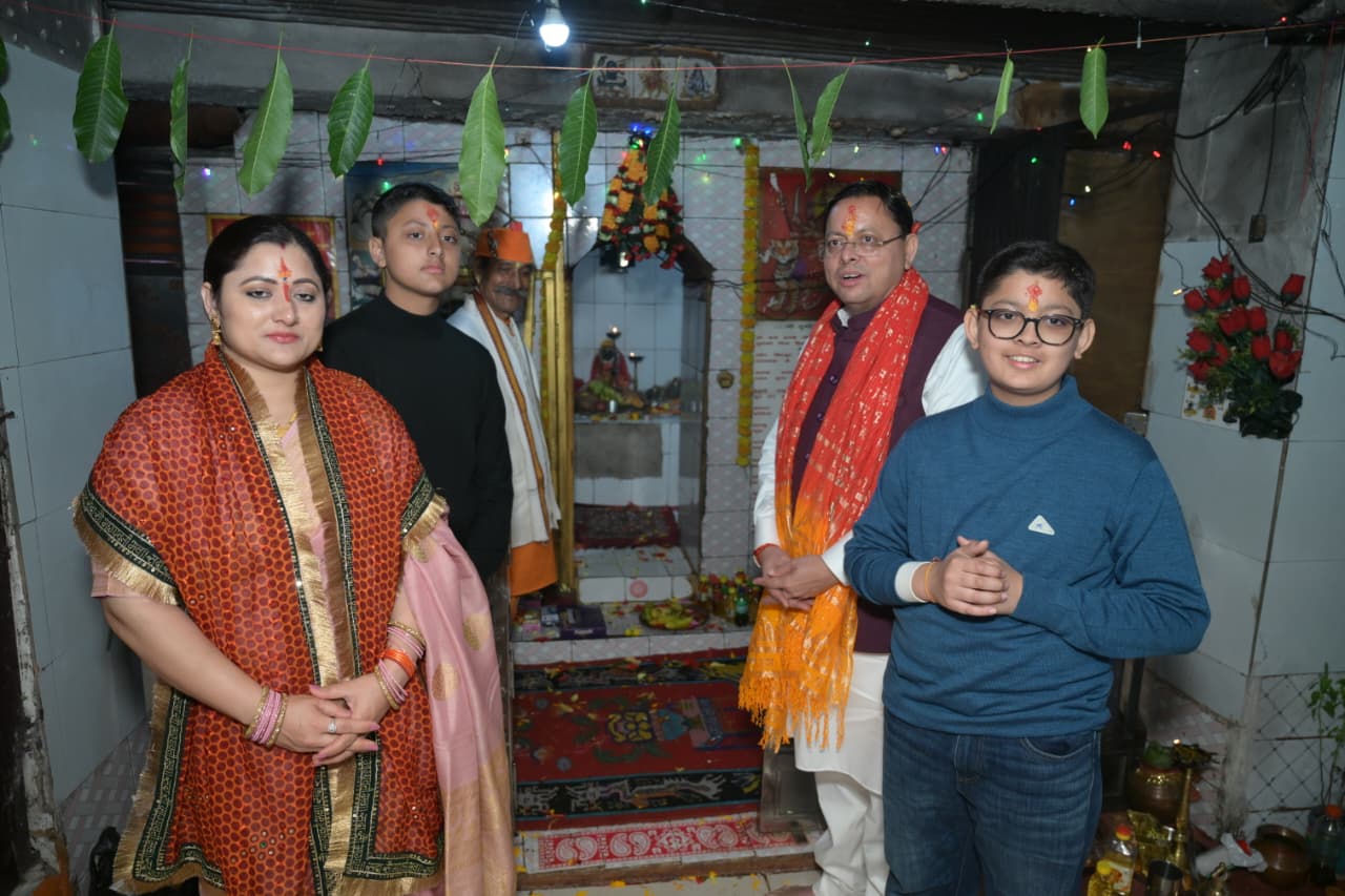 मुख्यमंत्री श्री पुष्कर सिंह धामी ने पैतृक गांव हड़खोला स्थित श्री हरि चंद देवता मंदिर में की पूजा-अर्चना 4