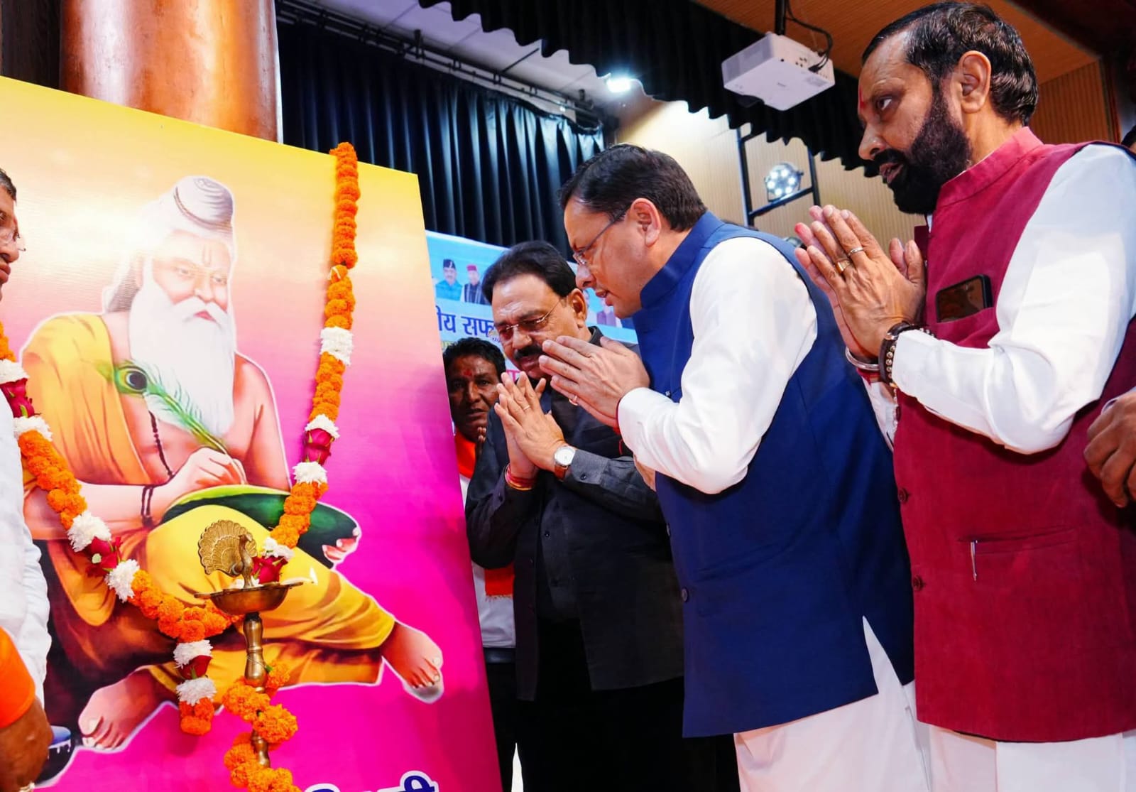 मुख्यमंत्री ने देहरादून में महर्षि बाल्मिकी प्रकटोत्सव के अवसर पर आयोजित शोभा यात्रा में किया प्रतिभाग 2