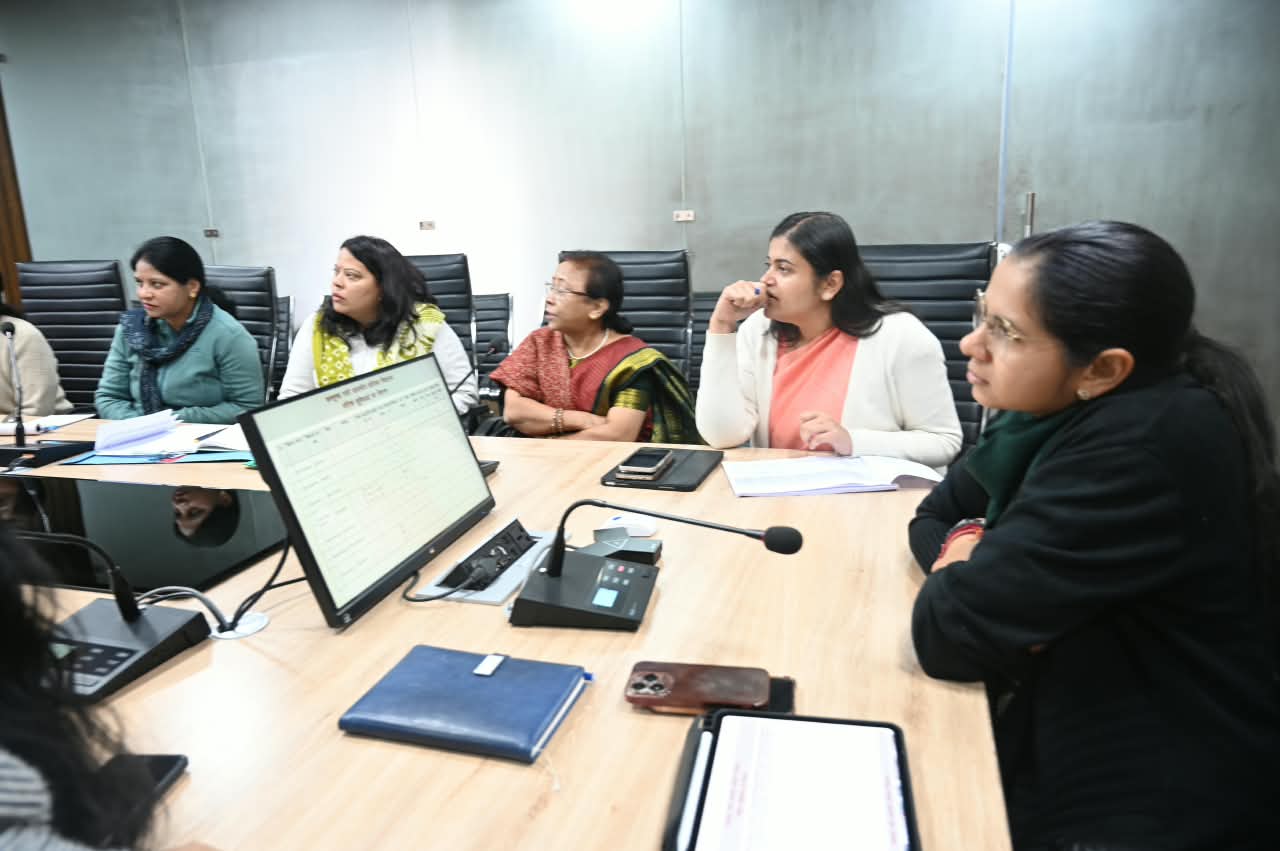 बोर्डिंग स्कूलों में मूलभूत सुविधाओं की जिलाधिकारी ने की समीक्षा, विद्यार्थियों की शिक्षा एवं स्वास्थ्य व्यवस्थाओं में लापरवाही न बरतने के निर्देश 2