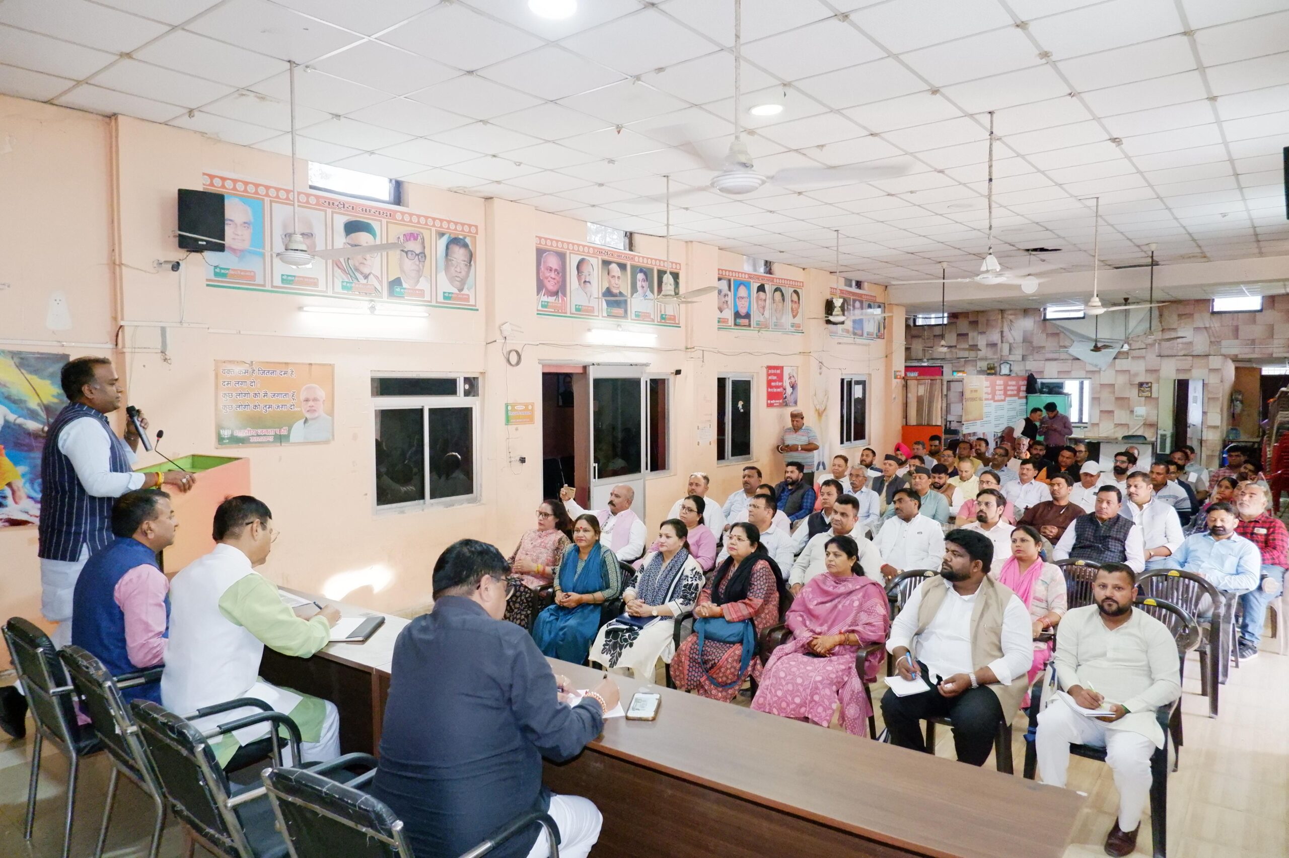 लोकतंत्र बचाओ, अराजकता हटाओ पदयात्रा की तैयारियों को लेकर भाजपा महानगर देहरादून की बैठक आयोजित की गई 4