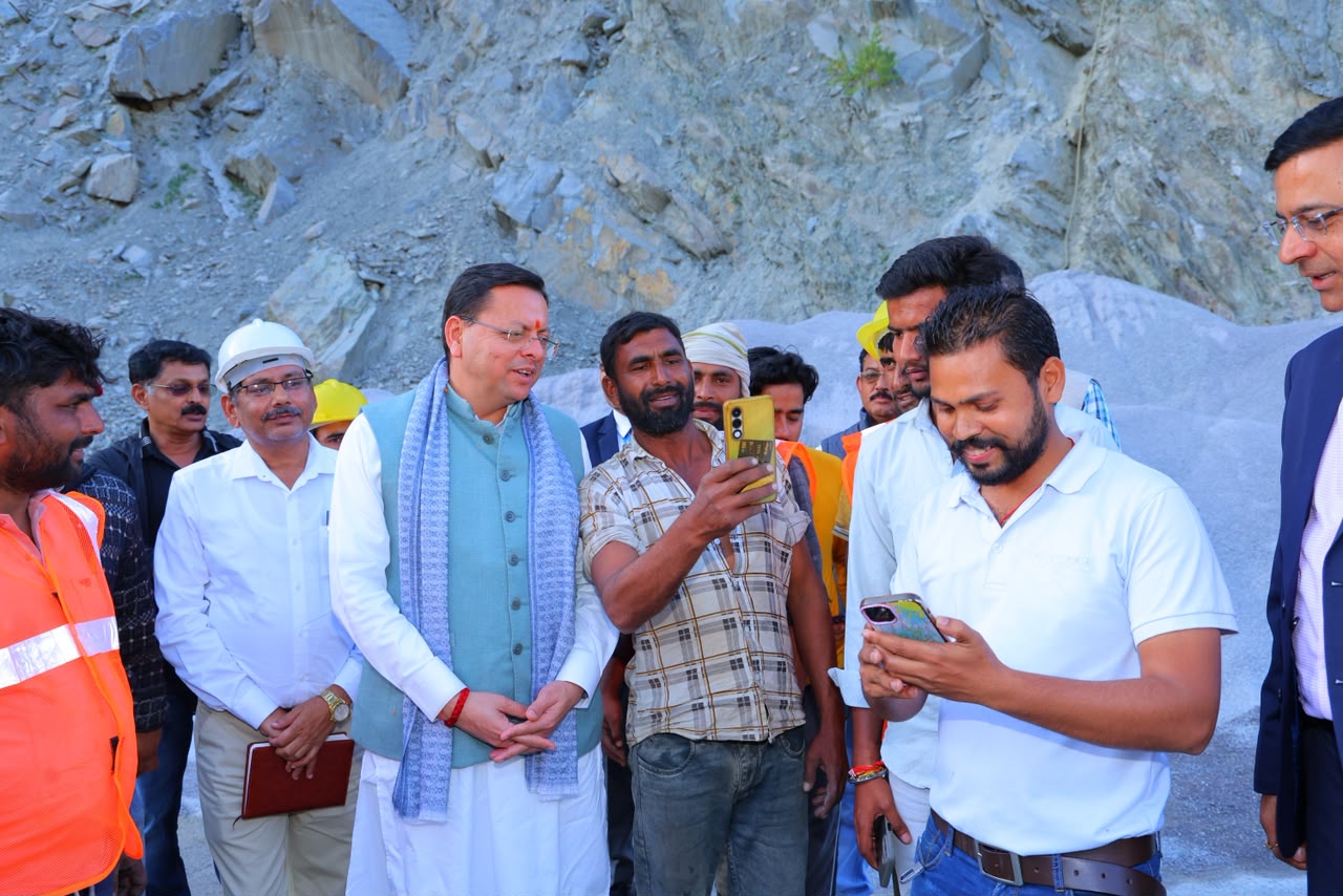 मुख्यमंत्री श्री धामी ने श्रीनगर-देवप्रयाग राष्ट्रीय राजमार्ग पर पहाड़ी के उपचारात्मक कार्यों का किया निरीक्षण 5