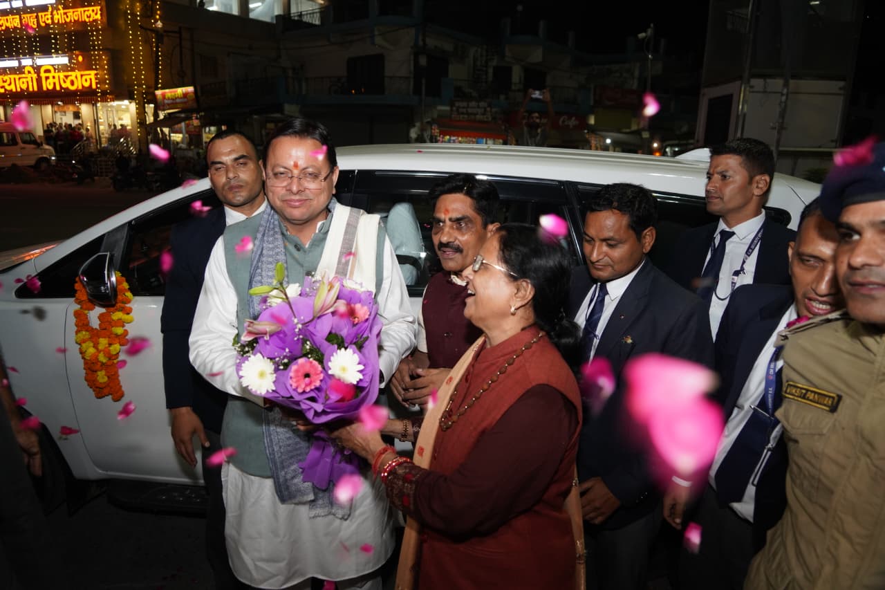 ऋषिकेश में मुख्यमंत्री श्री पुष्कर सिंह धामी का स्थानीय लोगों एवं युवाओं ने किया भव्य स्वागत 6